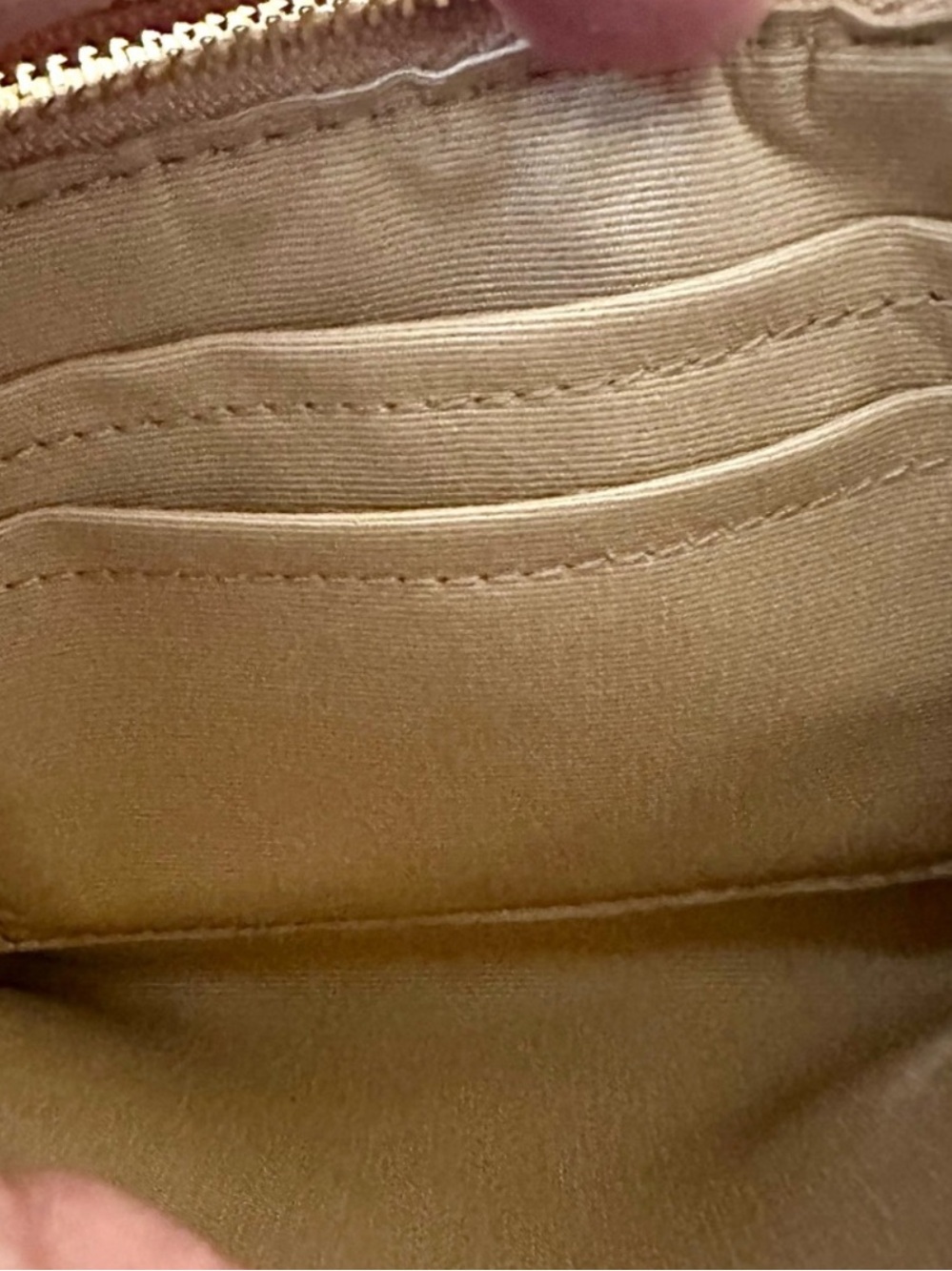 Luxurious Coach Beige Wristlet in Pebbled Leather With Gold Hardware - Picture 6 of 11